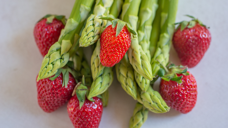 Companion Planting Strawberries, Asparagus & Alliums